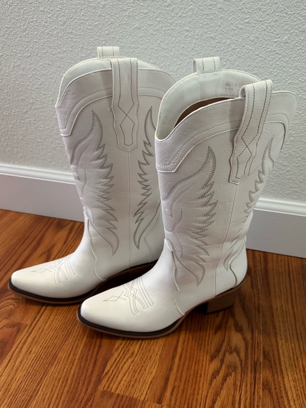 White Western Cowboy Boots Size 6 Retro Embroidered Pointed Toe